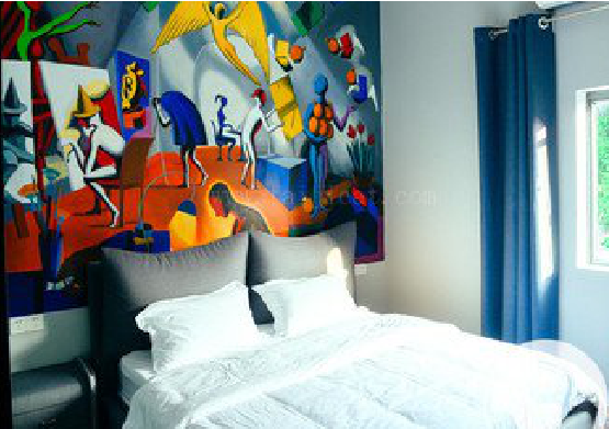 江华对于酒店的墙体彩绘而言更注重哪些方面？